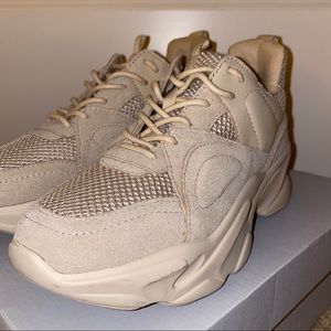 STEVE MADDEN MOVEMENT BEIGE SNEAKERS